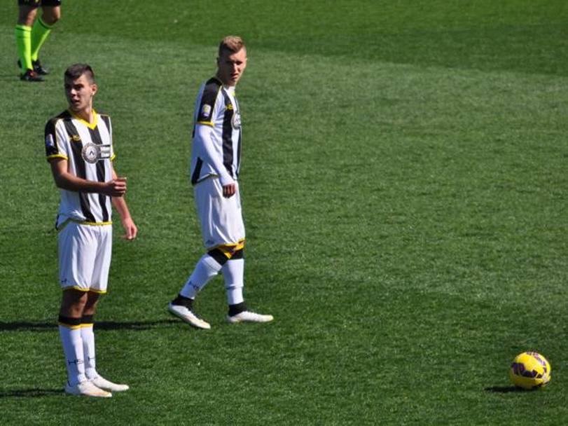 A sinistra, il centrocampista dell&#39;Udinese Simone Pontisso, 18 anni, lanciato in serie A da Stramaccioni contro il Cagliari. Foto Oddi